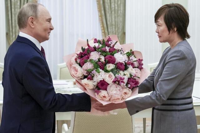 普京会见日本前首相安倍的夫人，安倍首相生前和普京关系不错，他们见面多达27次，很多次都有安倍夫人的陪同。

估计这次会面除了谈日俄关系，普京应该会让安倍夫人带话给川普总统，关于俄乌战争调停一事。安倍和...