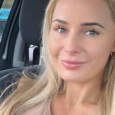 I'm Kayla, 40yr old widow, I  serve as the CEO of Kayla Fashion, with a background as an Executive International Fashion...