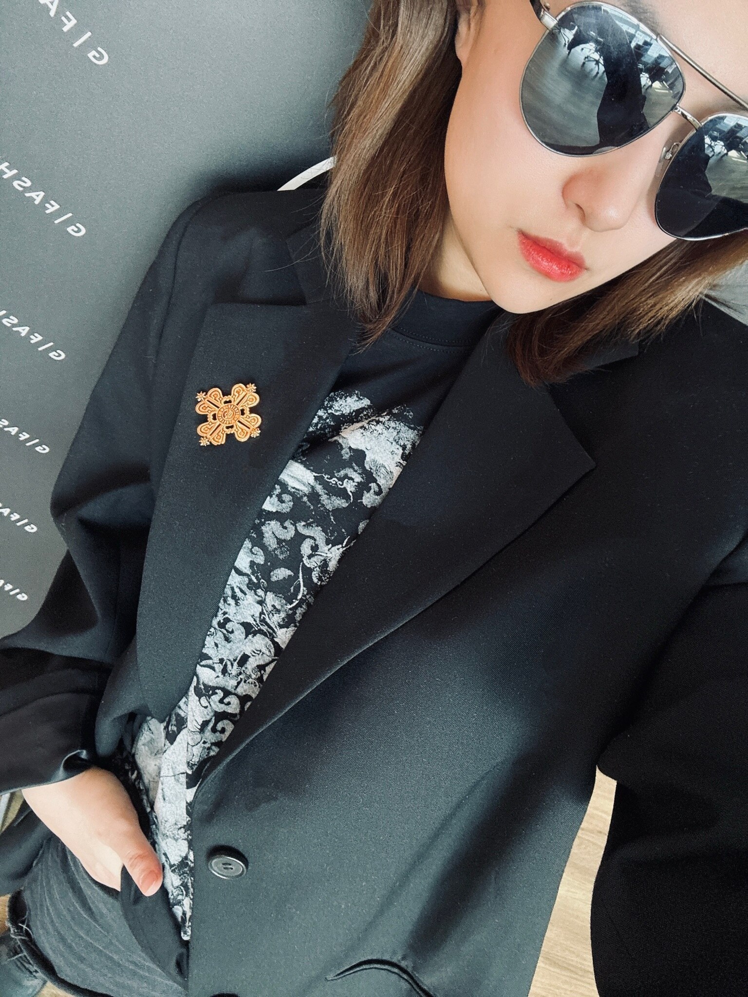 给大家试戴一下咱们GF新款胸针，超级酷+有个性. 

信仰之星引领我们走向对的方向和理想，你有这个胸针吗？

https://gforever.store/collections/g-forever-...