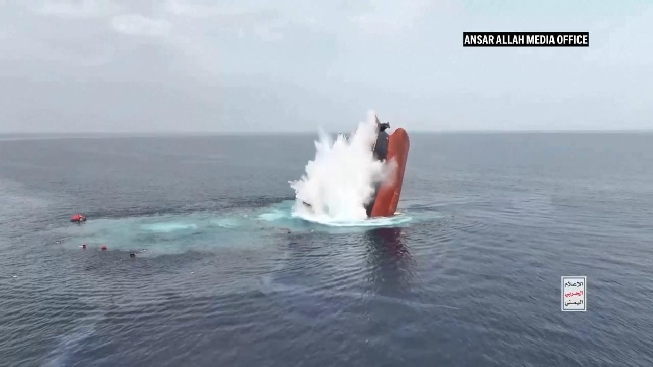 遭也门胡塞武装袭击的货轮“永恒C”号7月9日在红海沉没。船上25人仅6人获救，还有至少3名船员在袭击中死亡。另一艘货轮“魔法海洋”号于7月6日的另一次袭击中沉没。
