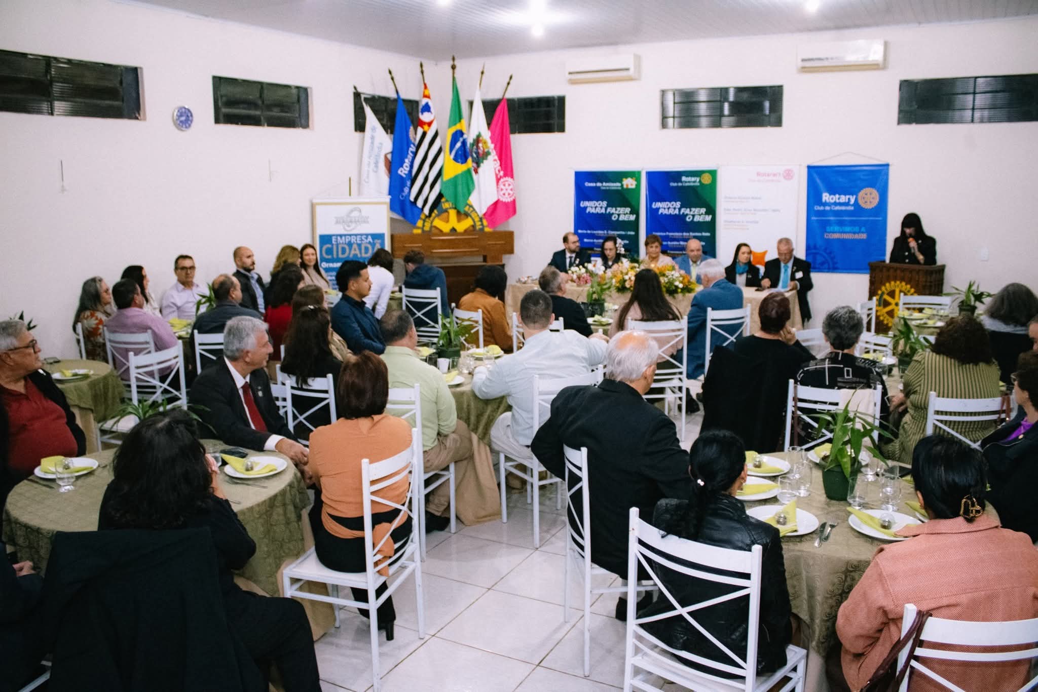 Pres. do Rotary Club de Cafelândia, Américo Santos Neto e a Pres. da Casa da Amizade - Maria de Lour...