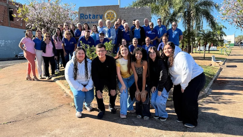 Texto do Rotary Club de Auriflama

Hoje recebemos com grande alegria a visita do Gov. Lello e sua es...