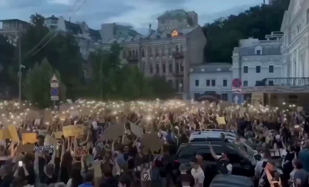 🚨BREAKING: Massive protests erupt in Kyiv, Ukraine! 🇺🇦
Zelenskyy's bill, weakening anti-corruptio...