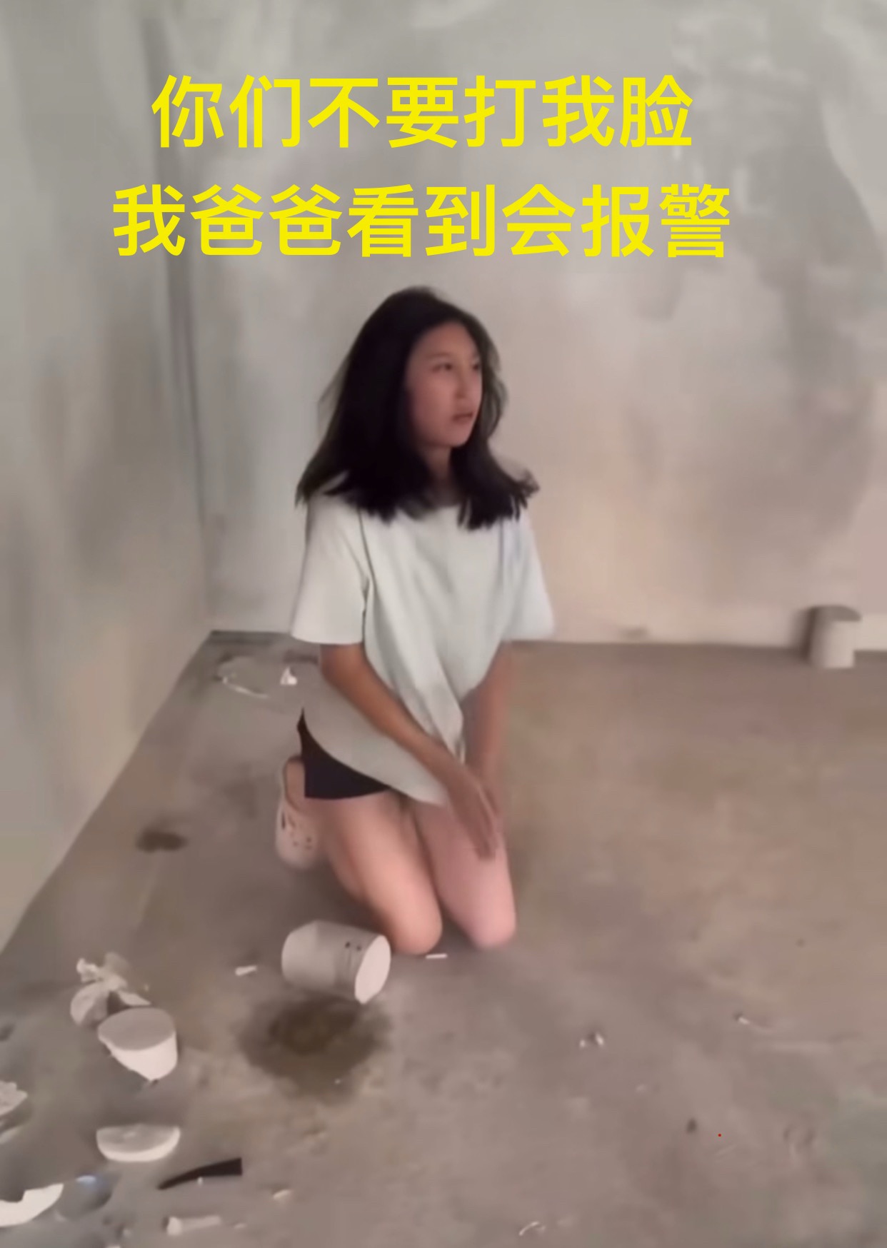 “ 不要打我的脸，我爸爸看到会报警”  它们的女儿打她的女儿， 因为她是聋哑人。

而打她女儿的人：有江油市委书记李勇的2 女儿， 另一施暴者 母亲 之一！蒋晓娟，四川 省江油市人，现任江油市公安局党...