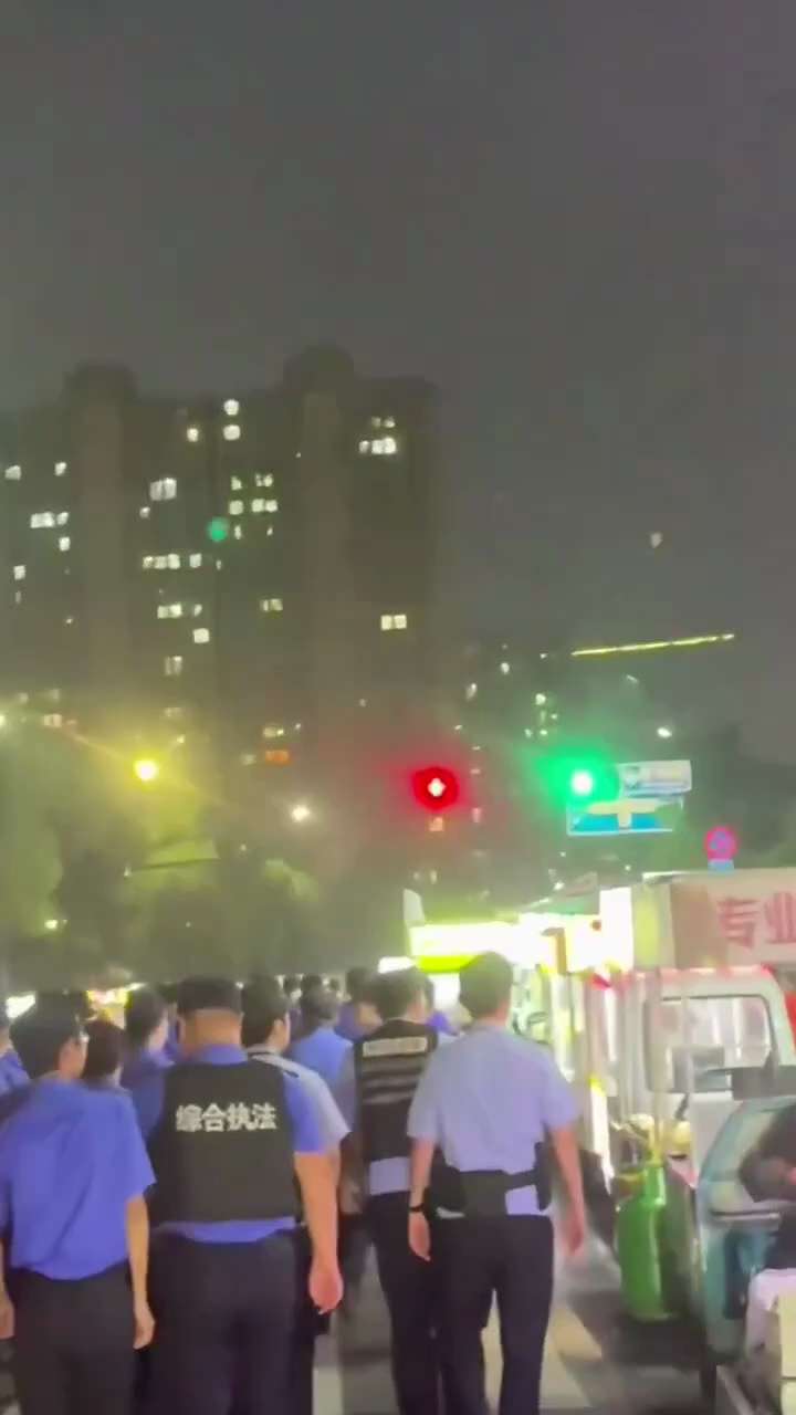 8月7日，网友剪辑了一段“城管出征小摊贩、满载而归战利品”的视频合集。

共匪想吃点啥 直接上街拿， 不拿群众一针一线， 其他都拿走。

苏俄扶持的中国伪政府和殖民者，前身就是中华苏维埃共和国，也中华...