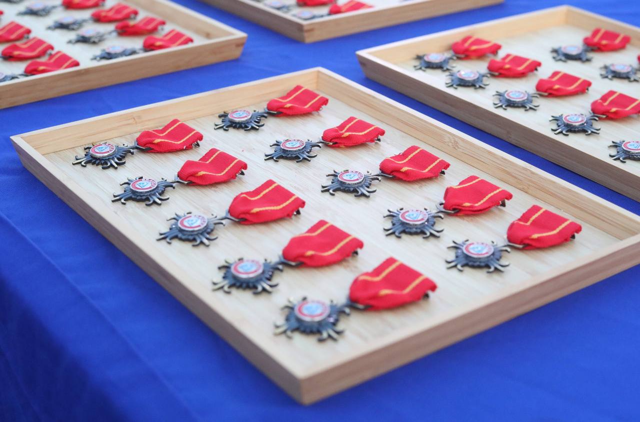 导致中国海军164舰与渔政船发生碰撞的菲律宾“苏鲁安”号巡逻船，在马尼拉15号码头全体获得授勋。