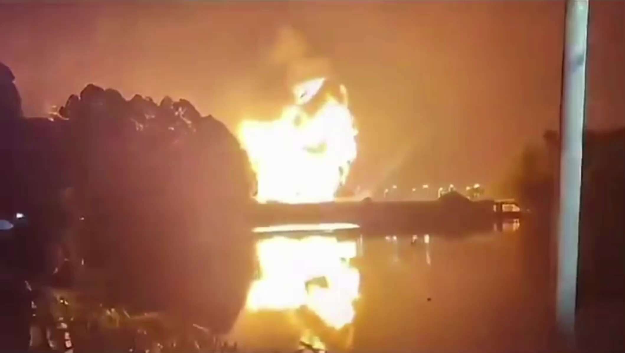 2025年8月12日厦门市海沧区新阳中坤化学厂发生连续爆炸。中共治下到处都是天灾人祸。

#厦门工厂爆炸 #中共乱象 #三票先生 
