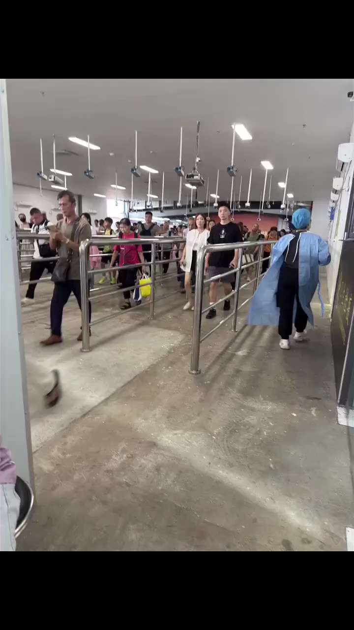 广东，珠海，拱北口岸，当局重启三年疫情期间使用的红外体温监测设备。一位博主发帖称，人流密集的口岸中，摄像头捕捉到其儿子体温偏高，被海关带去进行抽血、核酸等多项检测，测得体温38.5℃。更无奈的是，博主...