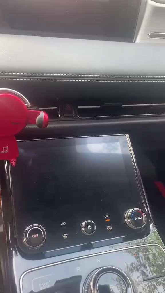 8月22日，广东，网友发视频称：自己的哪吒汽车在行驶过程中三块中控屏齐刷刷黑屏，智能座舱瞬间变“盲盒”，导航、音乐、空调，全靠猜。花了大价钱买的高科技，结果成了摆设。