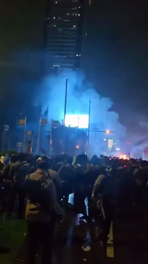 8月27日晚，印度尼西亚议会大楼被上万工人包围，现场爆发大规模抗议和游行。

抗议的导火索 来自 议员收入问题。据公开数据，普通议员月入高达 2.3亿印尼盾（约10万元人民币），是雅加达工人的 43倍...