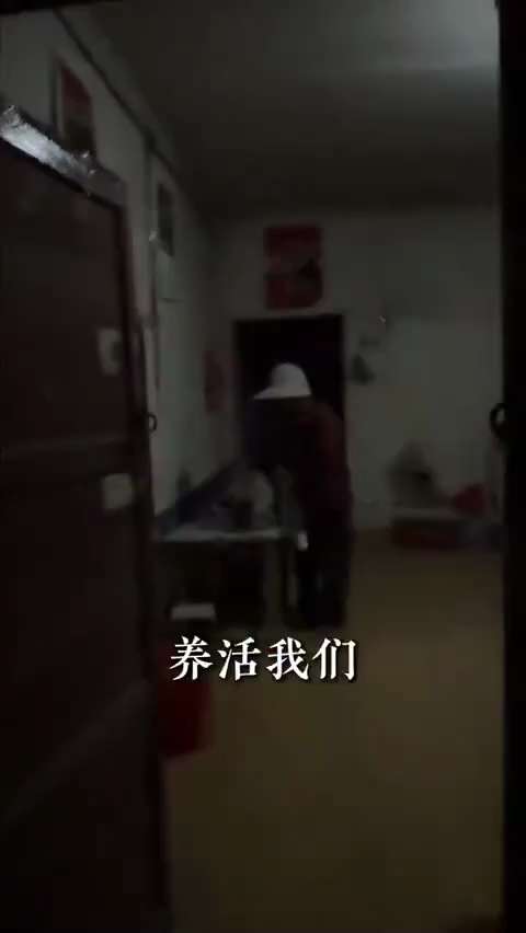 8月26日，新疆库勒尔。网友用镜头记录下凌晨四点的库勒尔，成百上千的工人聚集在一起，拿着130元的微薄收入，什么样的活计都接。五六十岁的年纪，依然四处奔波，舍不得花三块钱买份早餐，用笑容掩盖内心的辛酸...