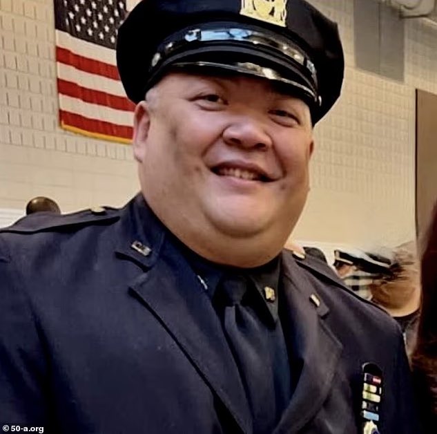 🌎🌏🌍太可怕！华人警察冒充川普安保被抓。

上周，美国与欧洲的莱德杯高尔夫赛在纽约长岛举行。当日，美国总统川普亲临现场，带着18岁的孙女凯·川普（Kai Trump）亮相看台。

由于总统在场，...