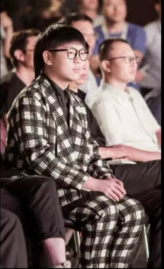 一群盗国贼 家族： 极光光李明，辛奇， 杨兰兰， 社保基金就是理财产品、 亏了算老百姓的， 每个人每个月20%-30% 的工资就被偷走了， 通过投行 王功权+律师事务所， 进了海外家庭私人信托账户。 ...