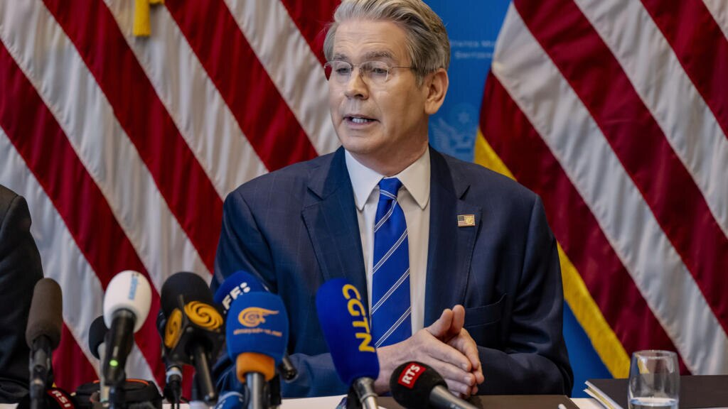 美国财政部长贝森特透露，美国并不是没有稀土资源，也不是没有精炼和加工技术，但生产一吨稀土就会产生至少1000吨的废气废水和固体污染物质，为了处理污染，美国的稀土工厂要花大笔资金造成成本大增，而中国根本...