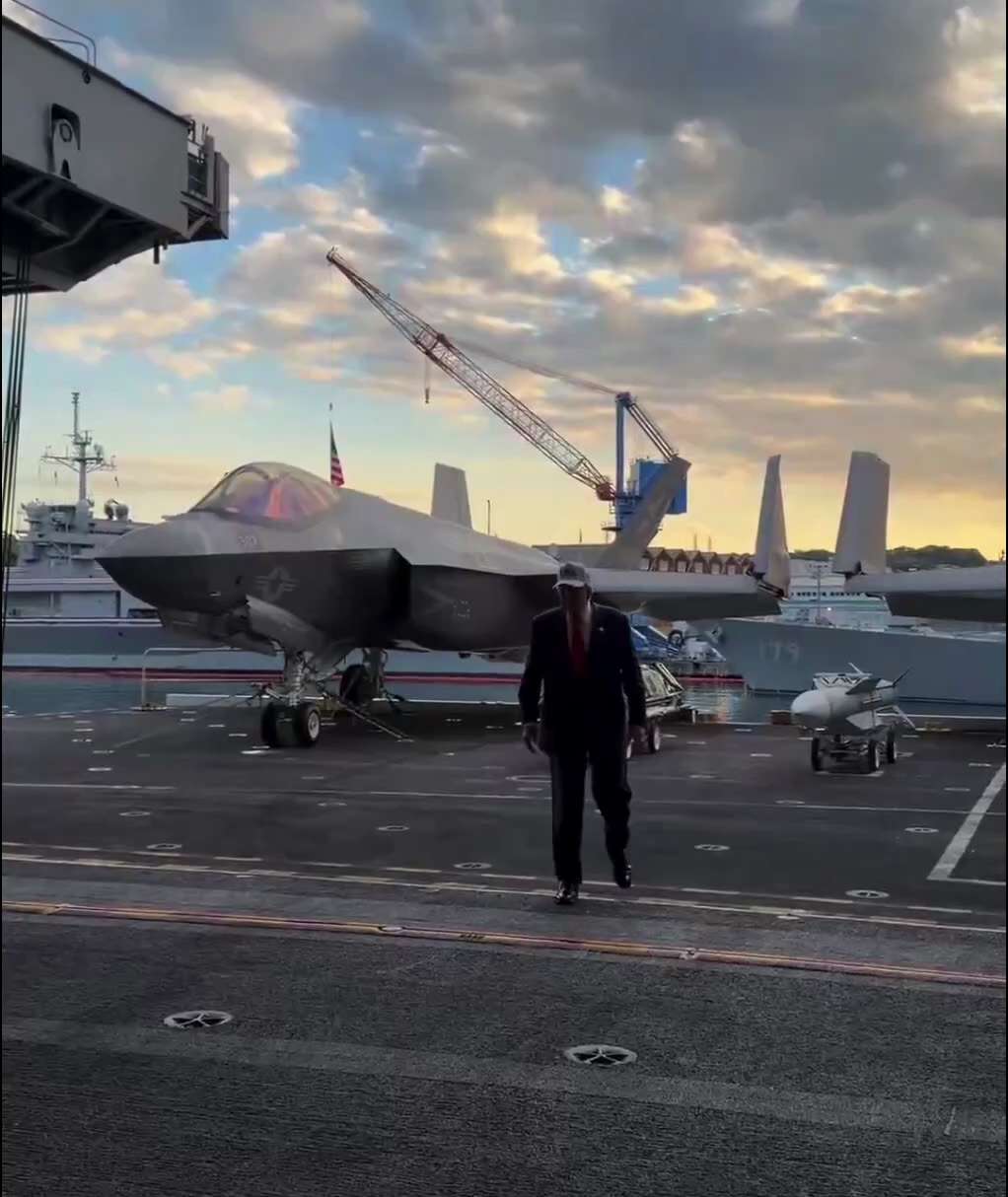 太酷了，川普在横须贺美军基地出场的镜头！Trump Style
