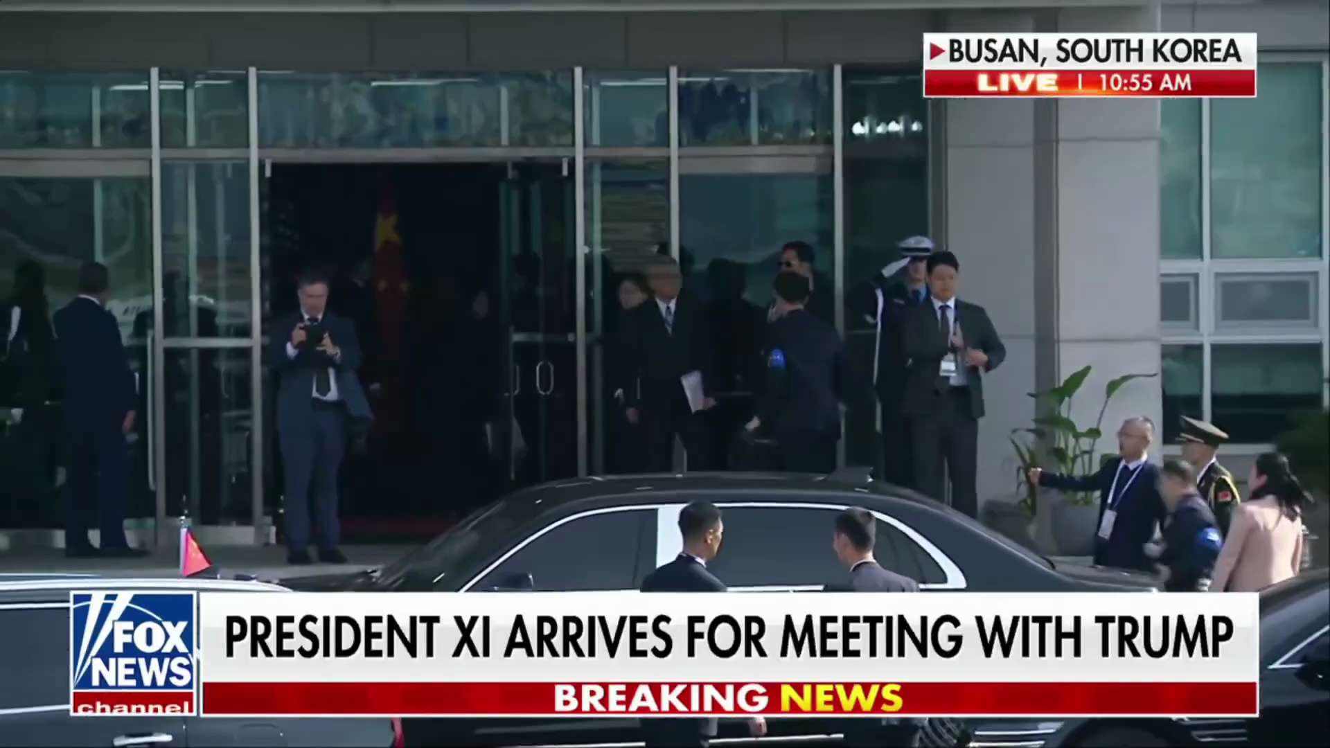 【美国之声--纯机场外交】2025年10月29日韩国釜山金海国际机场：川普总统首席礼宾官克劳利（Monica Crowley）迎接中共国家主席习近平，并陪同他步入会场，与第47任总统会晤。 

川普总...