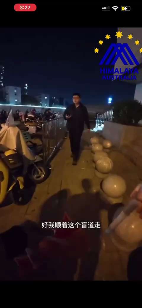 編號：3️⃣5️⃣5️⃣
【中共乱象】百姓活的艰难，残疾人就更难！合肥街头，一位持盲杖的视障人士在盲道被占、路口难行的环境中举步维艰，依赖路人指引才走出“迷宫”。进入地铁后，又需工作人员协助完成安检和...