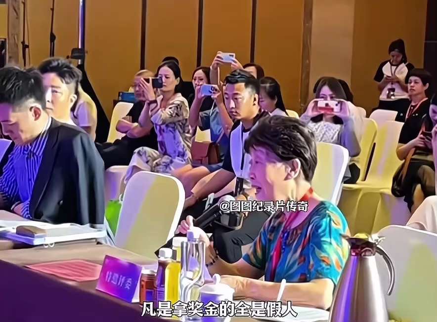 中共国果然没一样是真的！笑死！🤣
华夏杯书法比赛获奖名单被曝从网上人名大全复制的假名。
深挖发现大秘密：湖北政府采购评审组、辽宁执法局处罚名单、少儿书画获奖者、音韵杯声乐获奖者、溯源硬笔书法获奖者、...