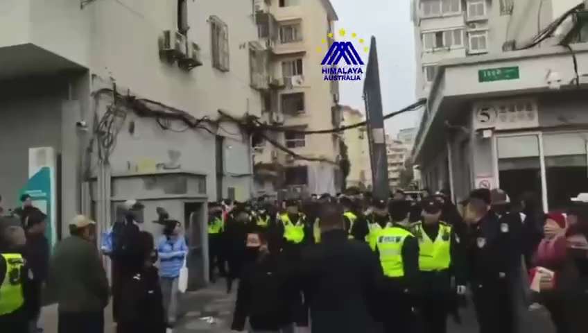 編號：3️⃣7️⃣4️⃣
【中共乱象】上海海军家属院发生退役军人和现役军人的冲突。当局要强行收回已经分配给退役军官和军人的住房，用断水断电、焊死出入口等恶劣手段，引发退役军人的强烈不满并产生冲突，当局...