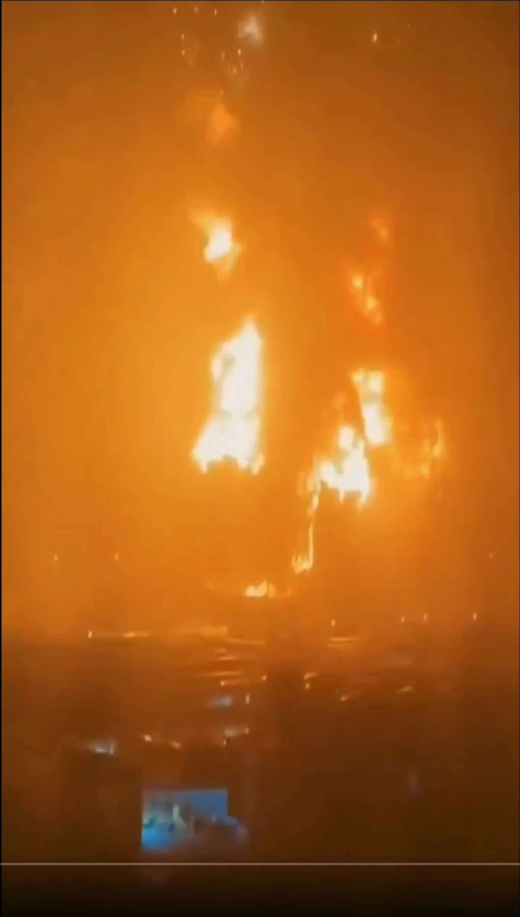 12月11日晚，河北保定阜平縣一預製菜企業廠房突發大火，整棟高樓在約3小時內被全面燒毀。網傳畫面顯示，大樓被烈焰吞噬、濃煙衝天，燃燒物不斷墜落，夜空被完全照亮。

今年中共到处是火灾，是不是上天预示着...