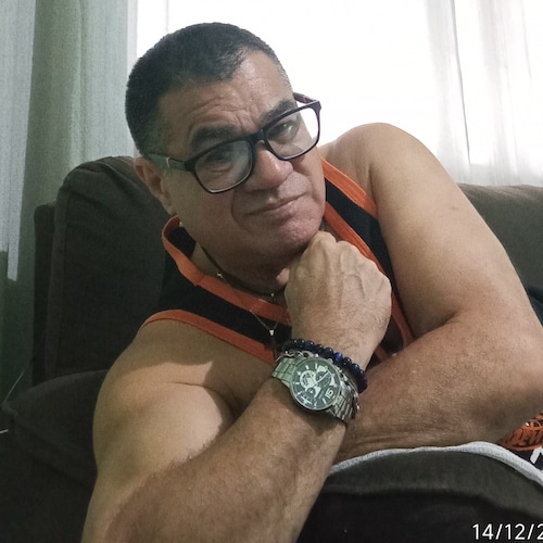 De Direita Conservadora, temente a Deus, de família tradicional e Bolsonarista... 
DEUS É BOM E O DIABO NÃO PRESTA ...