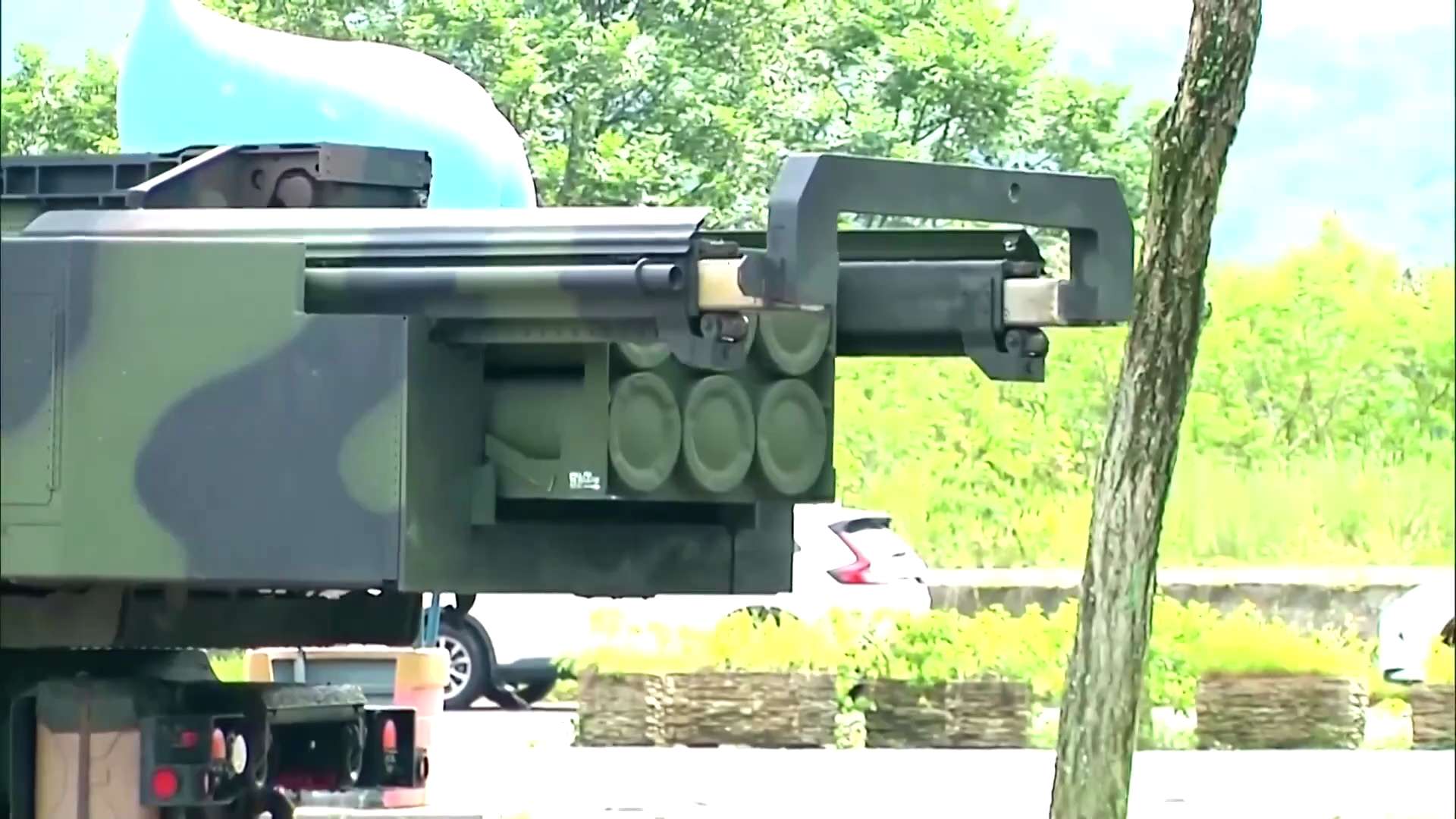 【美国之声——史上对台最大规模军售】2025年12月26日《路透》：

美国批准了对台湾111亿美元的武器销售，这是美国历来向该岛提供的最大规模武器军售案，而台湾正面临来自中共囯日益加剧的军事压力。
...