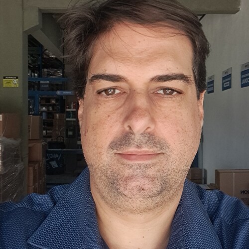 Conservador, casado, pai de filha, anti comunista, defensor das liberdades individuais, Estado mínimo

No DM please