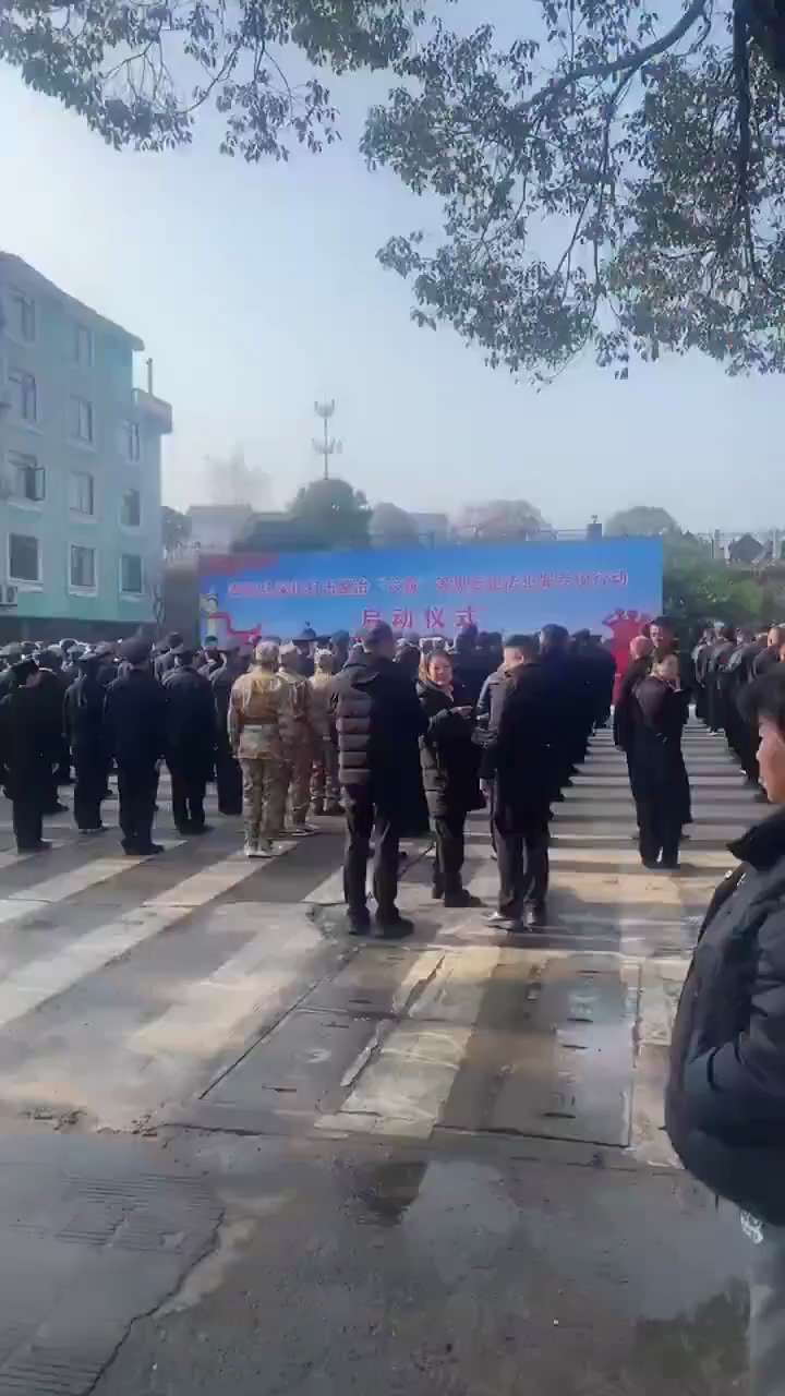 烟花之下：温州警察镇压基督教徒，拘捕百余名教徒

2025年12月13日至19日，浙江温州泰顺县雅阳镇在并无任何节庆背景的情况下，突然燃放耗资逾百万元的烟花，引发外界关注。随后，这一反常举动被指意外揭...