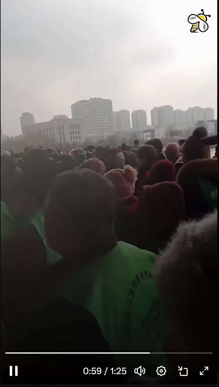 中共没钱了，连清洁工每月1750的工资都拖欠8个月

12月23日，山东省菏泽市山东县的街道清洁工（大多是老年人）因8个月未拿到工资而举行罢工。他们每月工资只有1750元人民币，生活艰难。

#中共乱...