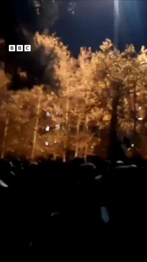 👑❌🇮🇷 — BBC波斯语频道获得了德黑兰大学宿舍学生集会和高喊口号的视频，视频中学生们正在高喊口号。

➡️在此之前，曾有视频显示该宿舍的大门紧闭，防暴摩托车在宿舍周围巡逻，并“包围”了宿舍。...