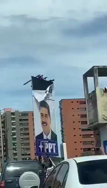 2026年1月3日清晨，委内瑞拉人民走上街头，欢呼着撕毁马杜罗的海报。


