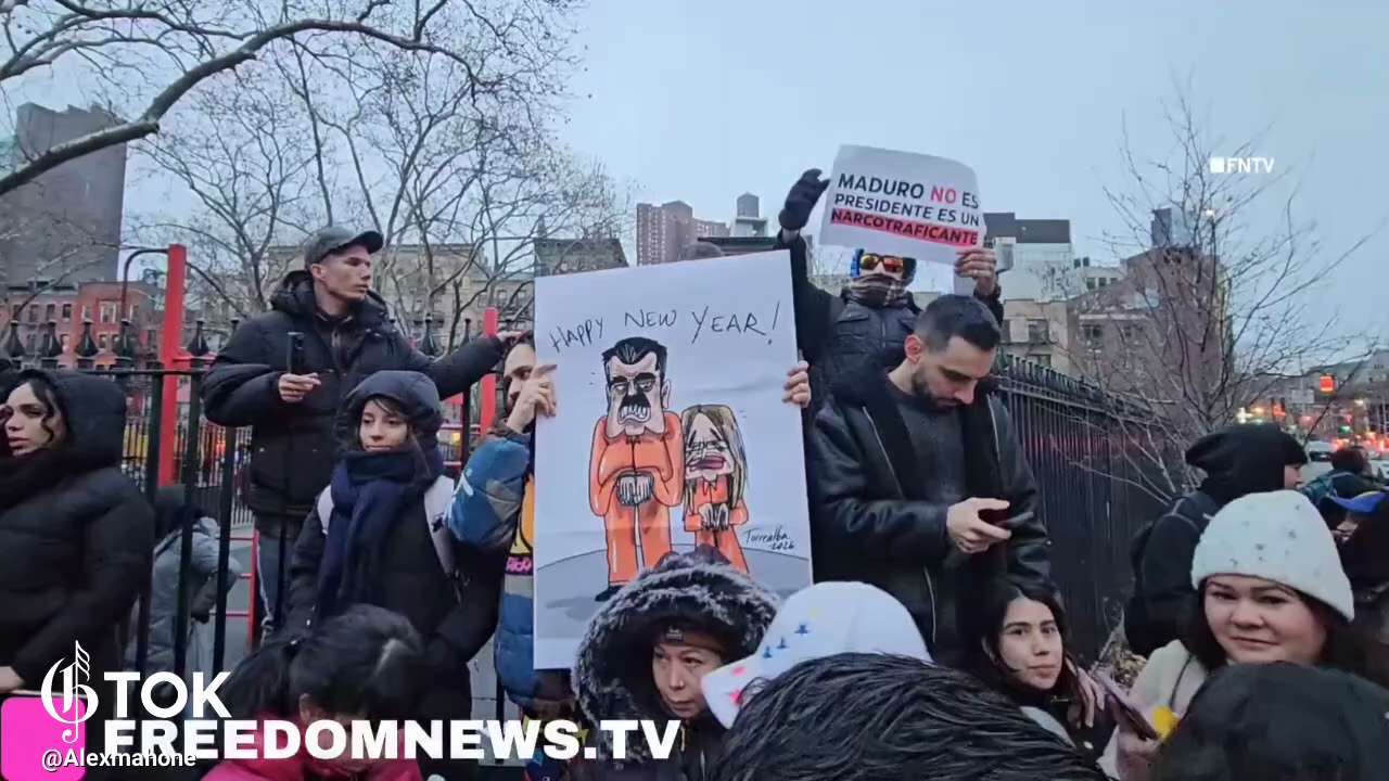 大批委内瑞拉民众聚集在曼哈顿联邦法院外，庆祝尼古拉斯·马杜罗被捕