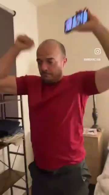 委内瑞拉的普通民众，清晨五点，被老婆一把摇醒——
“马杜罗被抓了。” 来看看他的反应。