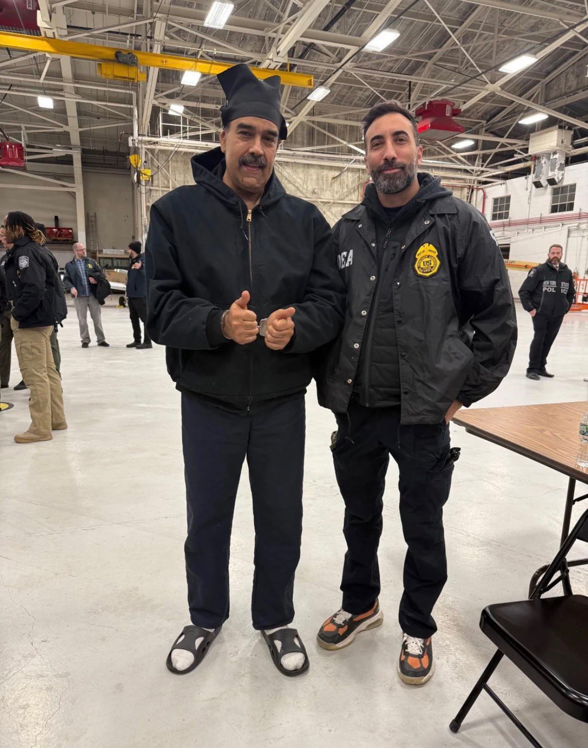 咦？！🧐原来党没有骗我们！马杜罗真的不惊慌呀！🤣🤣🤣

马杜罗在美国怎么还微笑着面带喜色呀，还能跟人合影，每次合影还竖大拇指！看来中共小弟并不抗拒与美国合作呀，释放出什么信号，不简单！

“折...