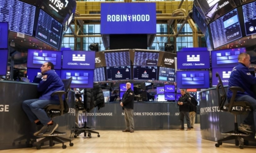 马杜罗被捕后美股创新高 能源与金融板块领涨

受美国对委内瑞拉采取军事行动并拘捕该国总统的消息刺激，华尔街主要股指周一全面收高，道琼工业指数刷新历史新高。投资人押注华府此举将为美国企业打开进入全球最大...