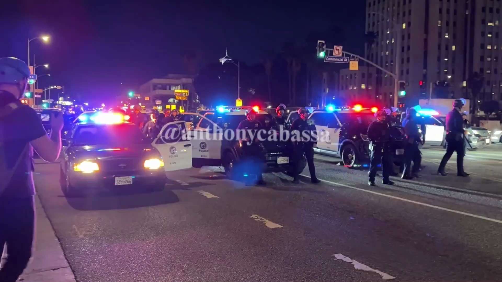 GUNTHER EAGLEMAN
🚨 BREAKING RIGHT NOW in Los Angeles:

LAPD just rolled up in FULL RIOT GEAR to shu...