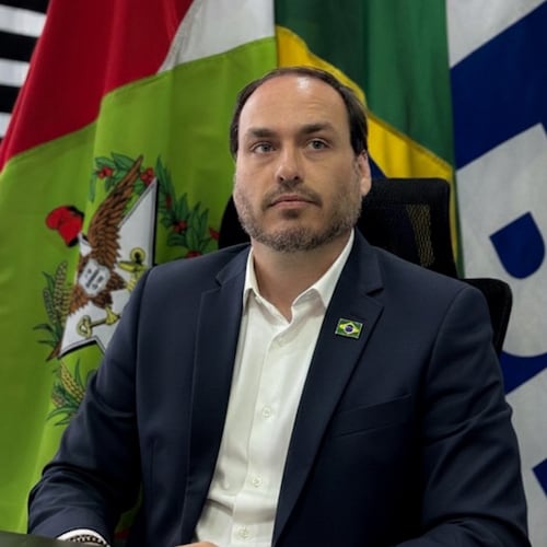 Filho de Jair Bolsonaro (preso político), dirigente do PL em Santa Catarina e dedicado a construir um movimento de direi...