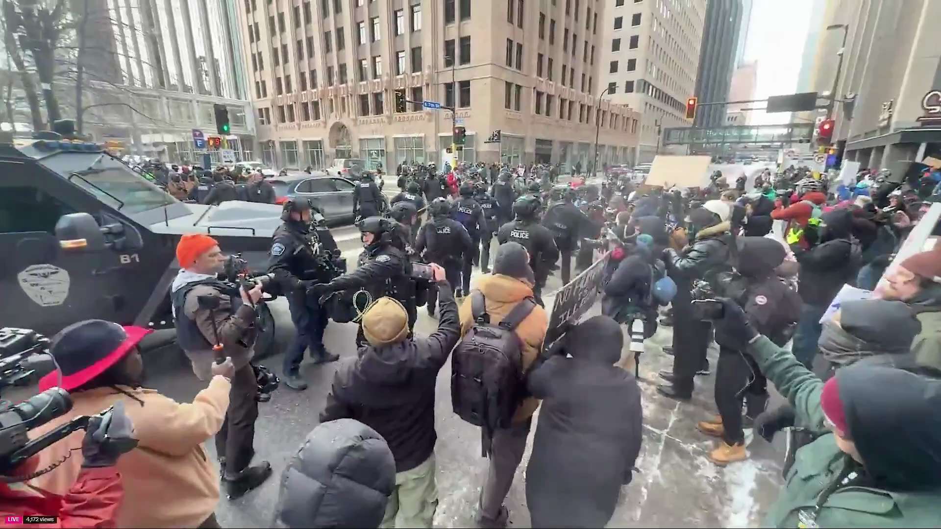 🚨 速報：ミネアポリスのダウンタウンで1時間以上続いた暴動の後、ミネアポリス警察がようやく現場に到着しました。

@MayorFrey の対応はいつも遅すぎ、不十分です。

一体なぜ人々はいまだに民...