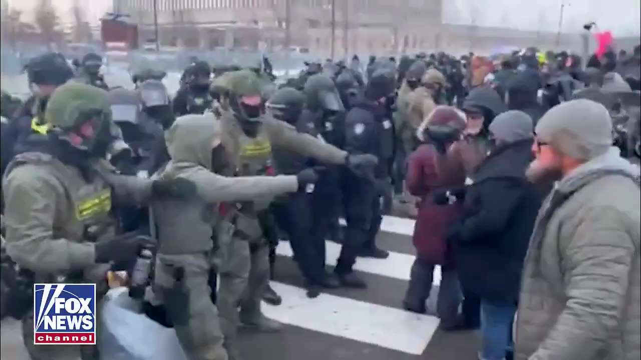 🚨 速報：ミネアポリスの連邦施設前で、国土安全保障省（DHS）の職員がICE反対派の暴徒と衝突

@Tim_Walzさん、一体なぜ州兵は撤退しているのですか？！

この混乱に終止符を打たなければ、ト...