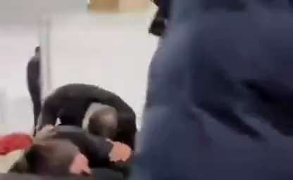 「モビン、私の愛する子、ママは今ここにいるよ。
いつもあなたを覆って寒くならないようにしていたの。私は遅く来てしまった、息子よ…許してくれ」。

この心が痛みそうな場面は、イランのイスラム政権の治安部...