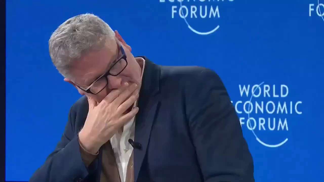 美国商务部长Howard Lutnick于2026年1月20日达沃斯论坛直指欧盟：你们干嘛推太阳能风能？欧洲自己不产电池，却同意2030年净零——等于选择屈从中国！
中国控全球80%电池产能、85%太...