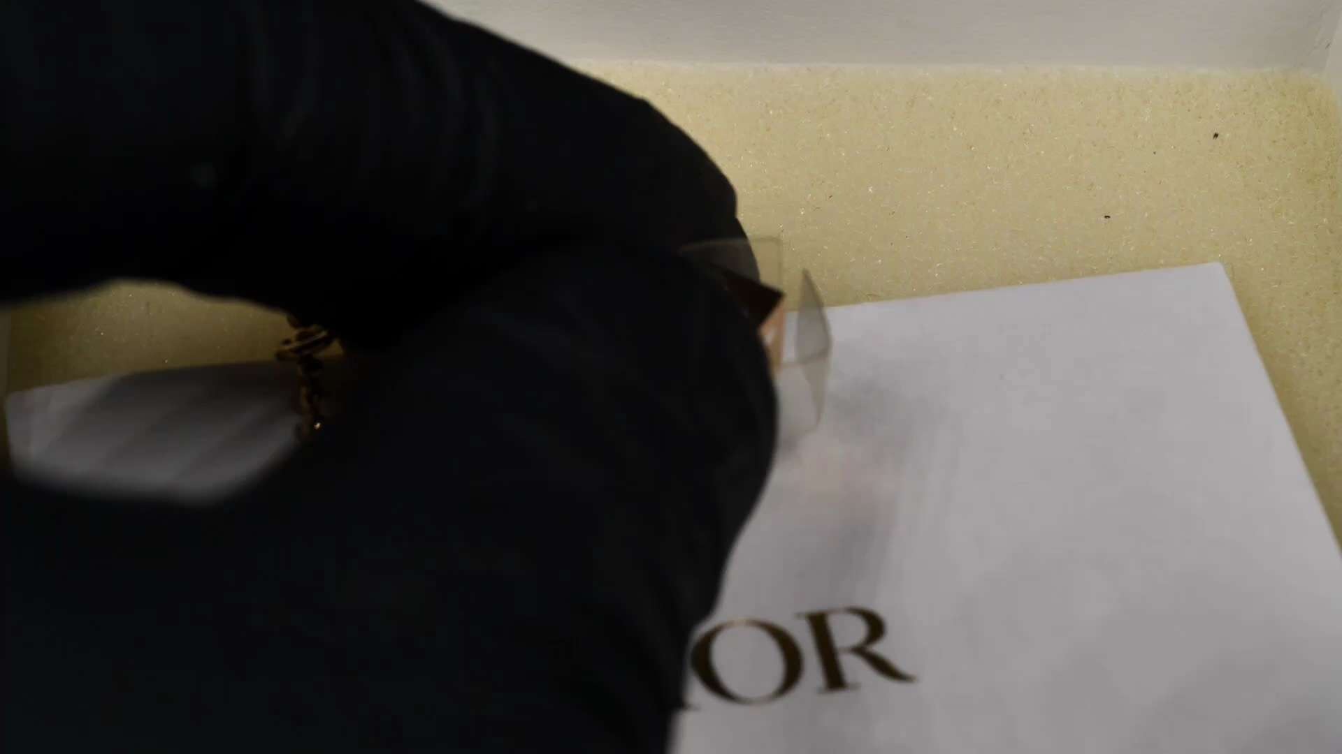 Vintage Dior dice设计手链
带原盒、带所有标签说明的全新品相小手链，Dior尤其是欧洲二战后产的时装珠宝是收藏界的宠儿，值得你们拥有。

  #珠宝 #珠宝收藏 #盖特珠宝 #数字货币...