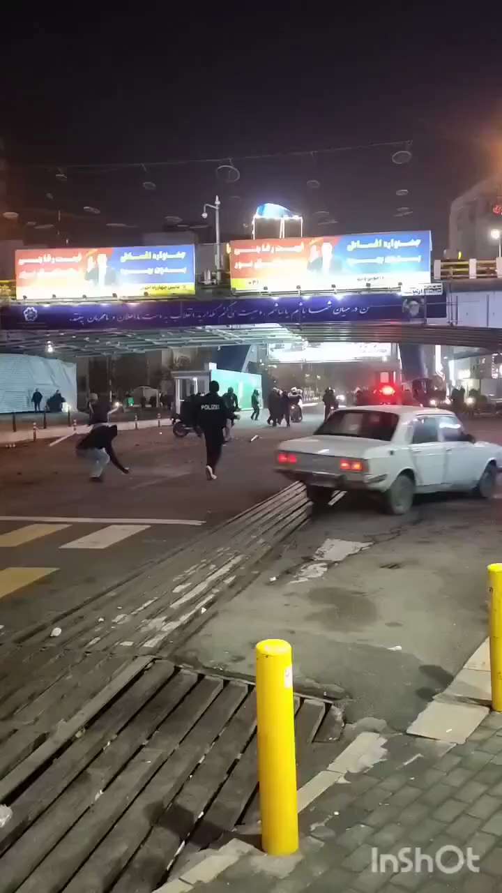 伊朗，塔布里兹。
一段抗议画面显示，民众围堵警察，向警察投掷砖块，现场一度传出枪声。

2026年1月24日，伊朗，拉什特市。反对哈梅内伊的民众抗议仍在持续。
