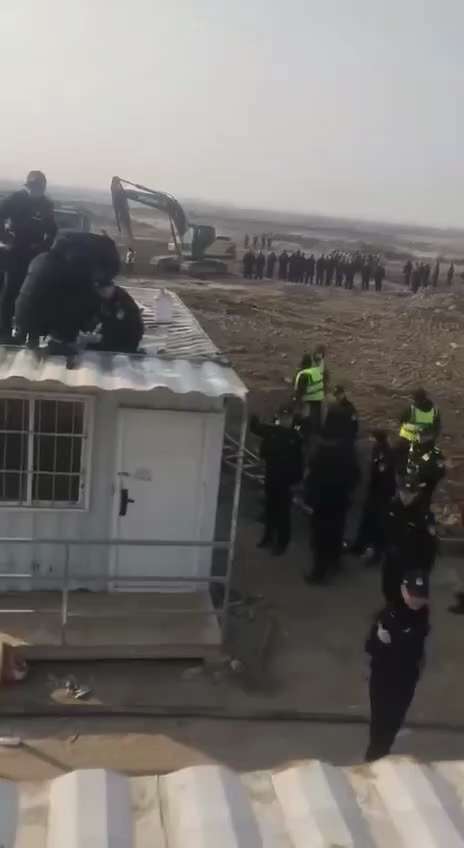 2026/1月24日，山东省，济宁市，起步区。
当局对村民房屋和土地实施强制拆除。为防止村民维权，现场部署了大量警察和保安，并出动无人机进行监控。视频中，几名警察将一名爬上房顶试图维权的村民控制并按倒...