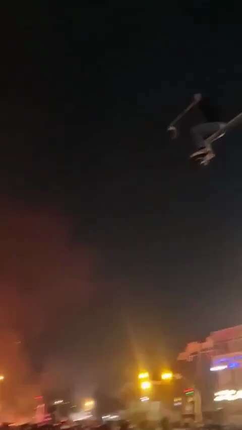 来自伊朗的最新视频显示，伊朗民众正在破坏监控摄像头，企图蒙蔽伊斯兰共和国的视线。

CNN 国际记者 解释了中国的人工智能和人脸识别技术，是如何帮助伊朗政权维持控制，大举追捕抗议民众的。
