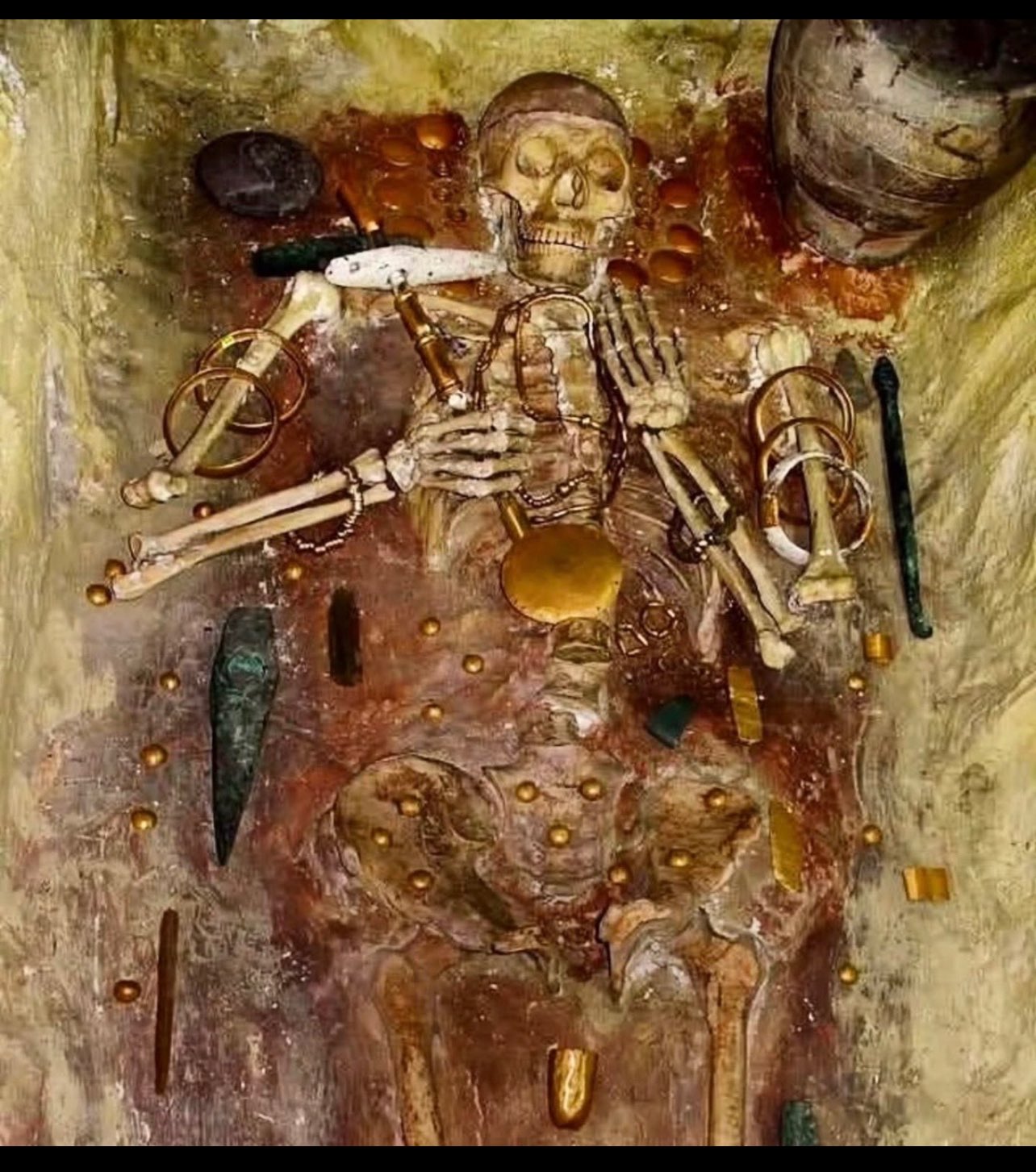 在保加利亞發現的6500年前的骨骼化石，以及世界上一些最古老的黃金製品…注意细节保护得真好！🤭😁😁