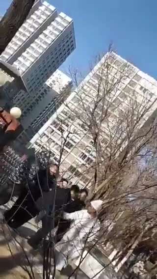 1月28日，内蒙古呼和浩特市，维权群众被呼和浩特市兴隆巷派出所所长一行四人强制压上警车、拘留、致一名男子两根肋骨骨折。