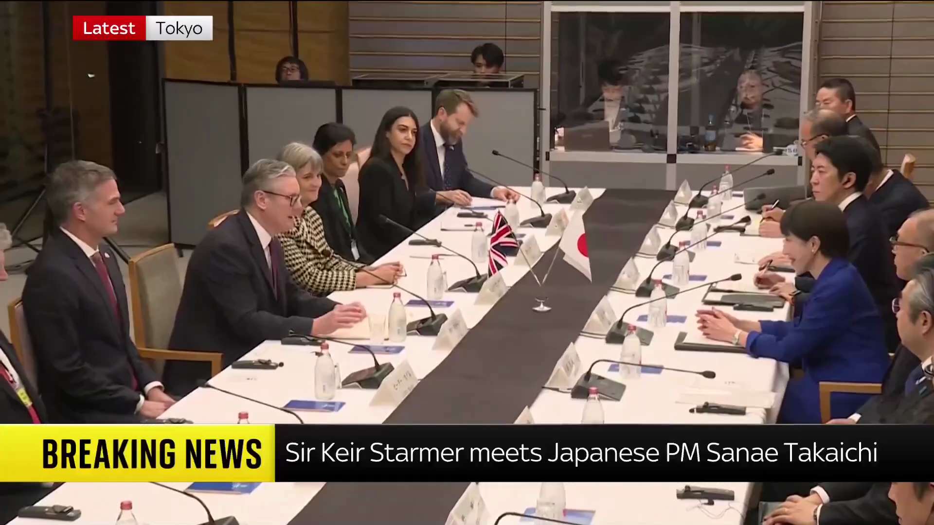 #日本首相高市早苗会见英国首相凯尔·斯塔默
高市早苗将移民数量减少到原来的几分之一，并开始将所有非法移民驱逐出境。她也不喜欢伊斯兰教。
高市早苗和斯塔默对待移民政策，完全是相反的方向。