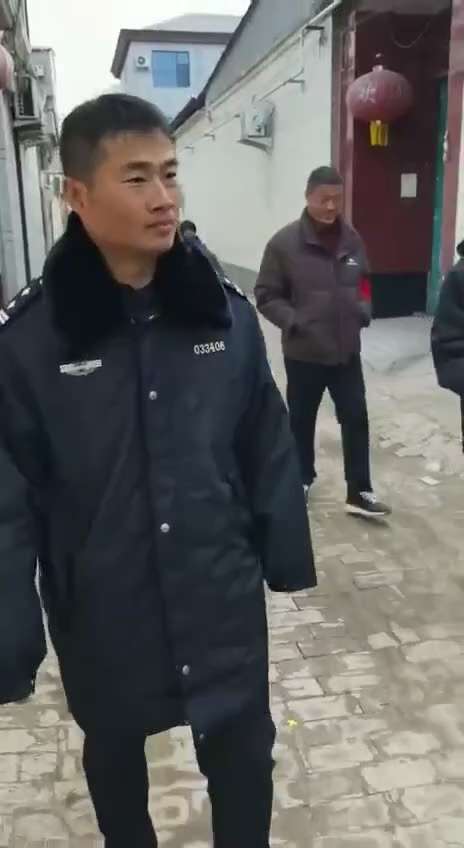 网友爆料：河北邢台市宁晋县。2026临近春节年底，当地派出所人员带着各种号称“先进”的探测设备进村入户，挨家挨户排查烟花爆竹。一旦查到，轻则当场没收并罚款，数量稍多的，直接拘留处理。
