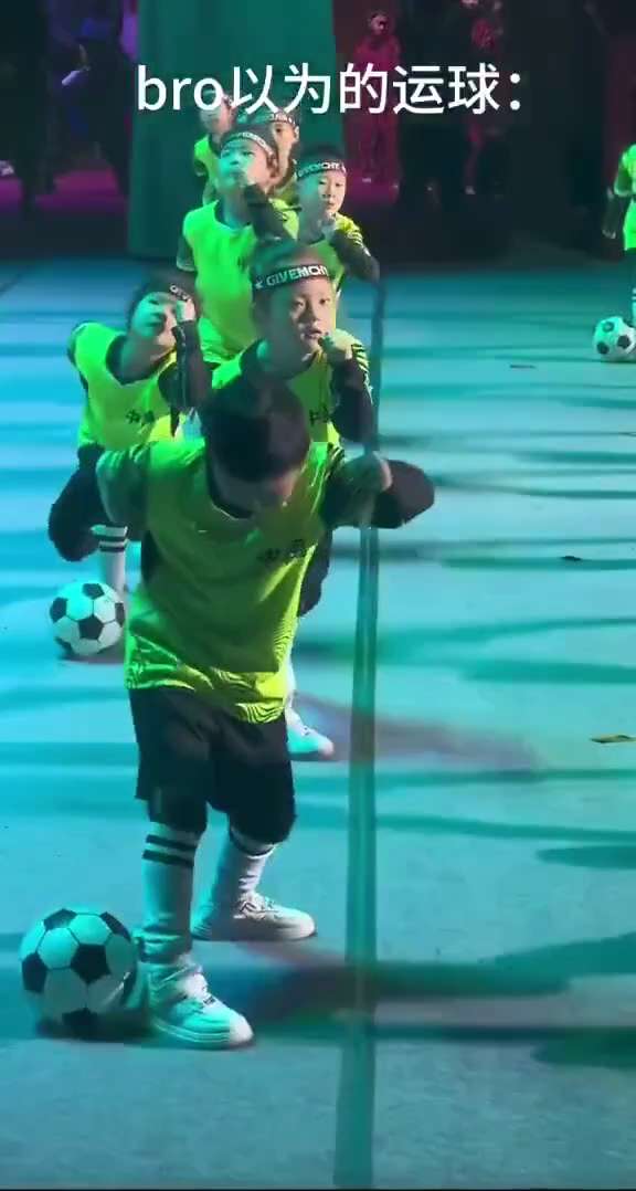 中国小朋友和日本小朋友的运球，大家看看有什么不同？🤣🤣为了哄领导开心中国教育从小做起。